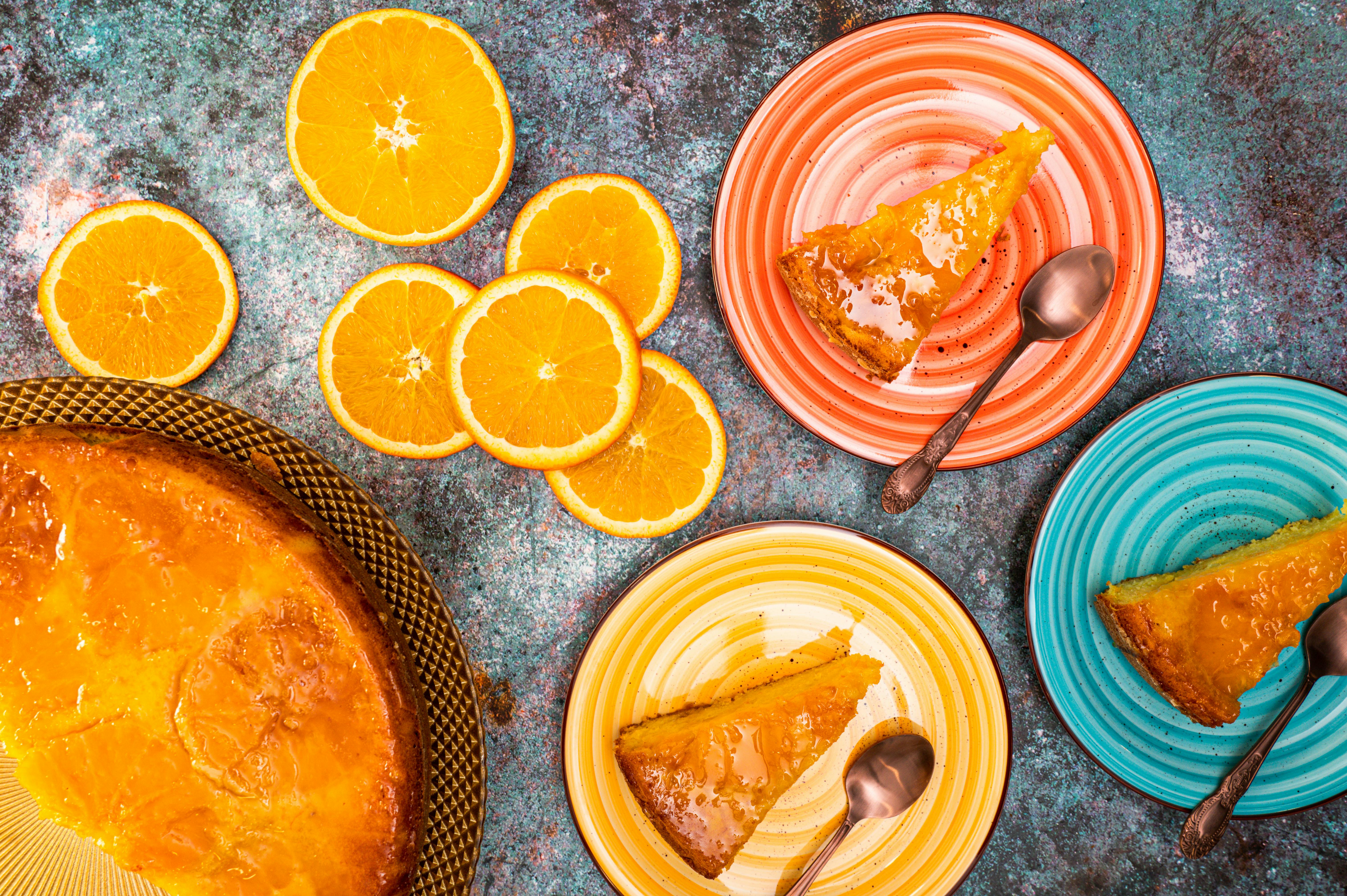 Bolo cremoso de laranja.