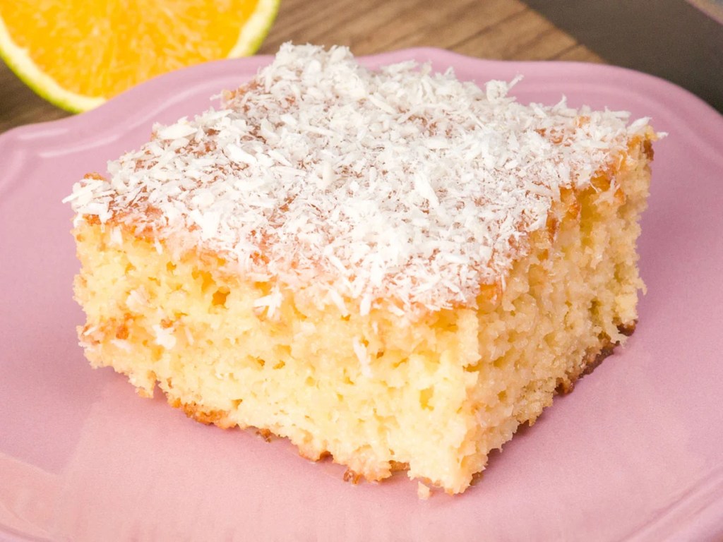 Bolo de laranja com coco