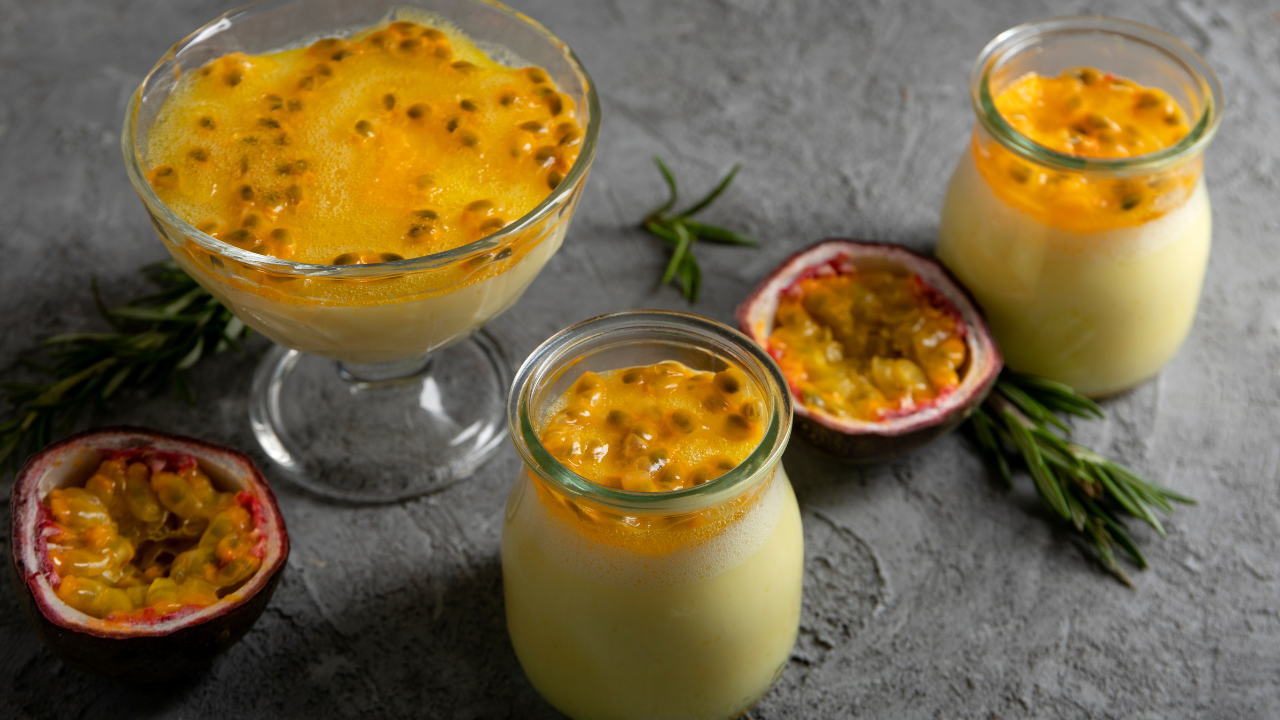 Imagem de mousse de maracujá servido à mesa.