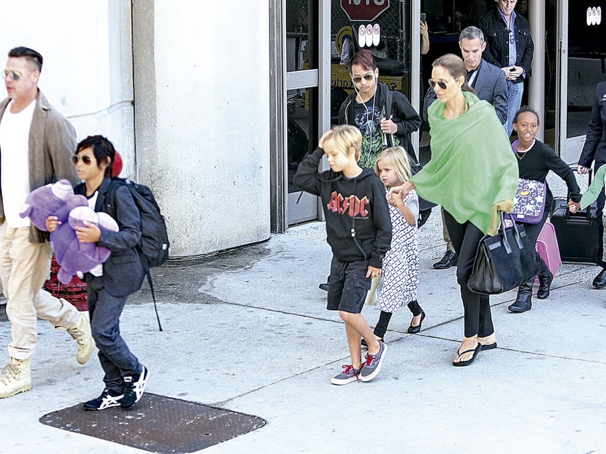 Angelina Jolie passa fim do ano com os filhos em Nova York