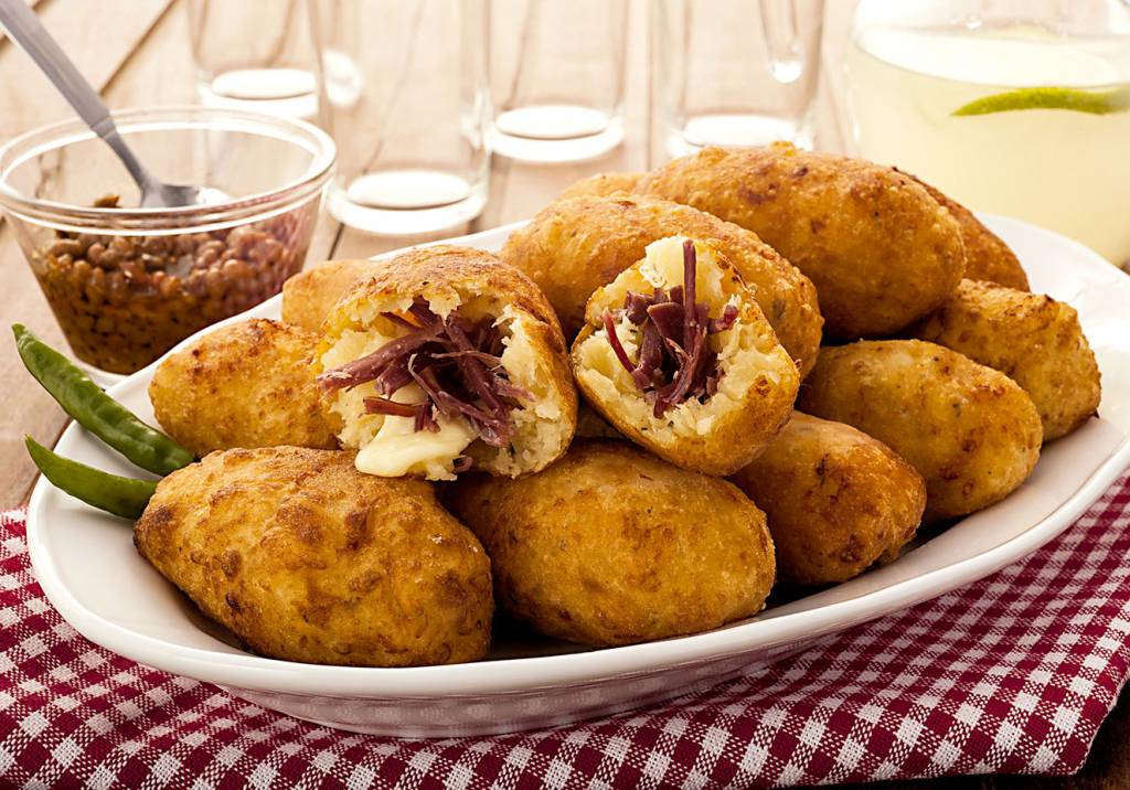 Bolinho frito de aipim com carne-seca