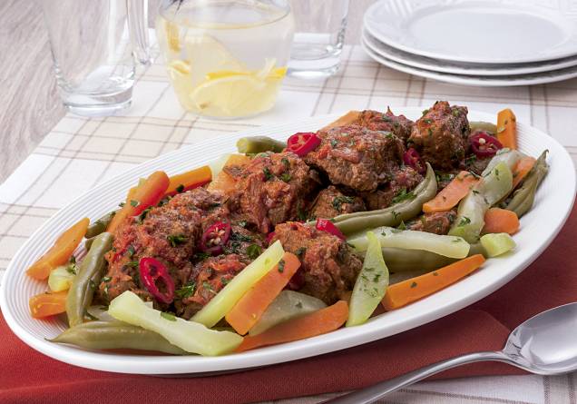 Cubos de carne picante com legumes Cubos de carne picante com legumes