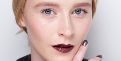 Como fazer uma automassagem para desinchar a região dos olhos