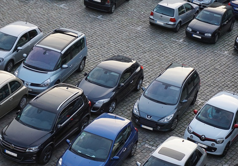 “Meu vizinho sempre para o carro atrás do meu. Ele pode ser multado?”