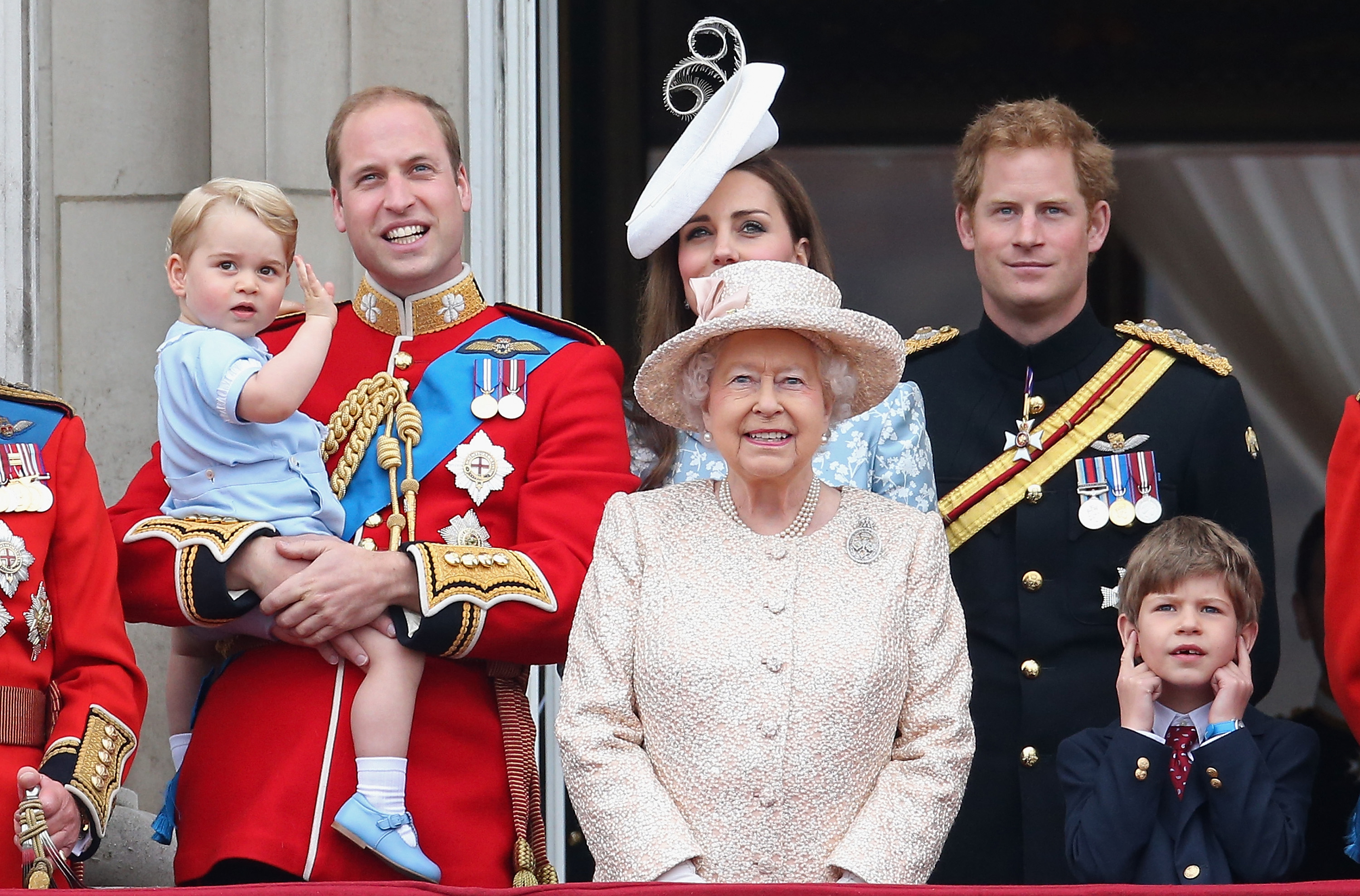 The royal family. Букингемский дворец Елизавета и принц. Букингемский дворец Елизавета 2 с семьей. Королевская семья Елизаветы. Royal принц Генри 2.