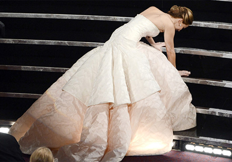 Jennifer Lawrence caindo no Oscar