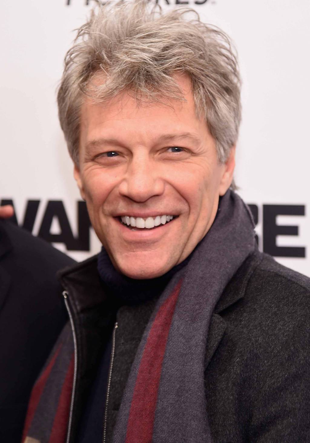 Jon Bon Jovi canta de surpresa em casamento e simplesmente arrasa