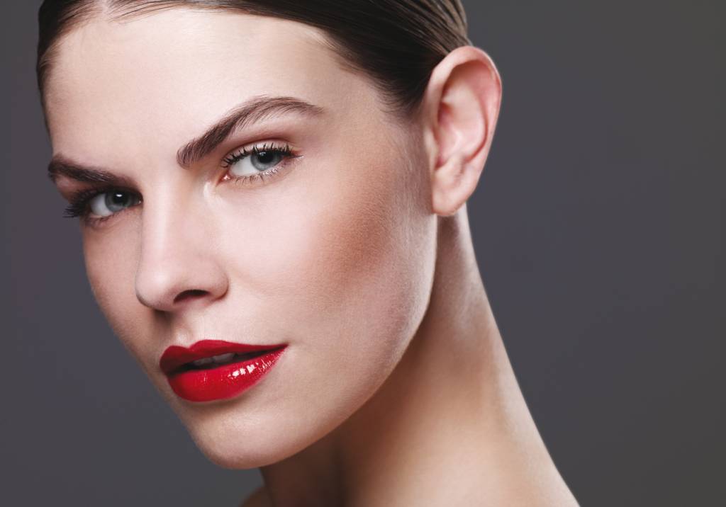 Copie o make: pele mate e lábios laqueados