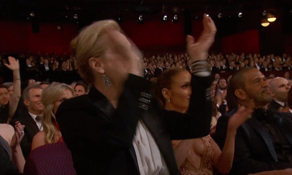 Meryl Streep aplaudindo o Oscar