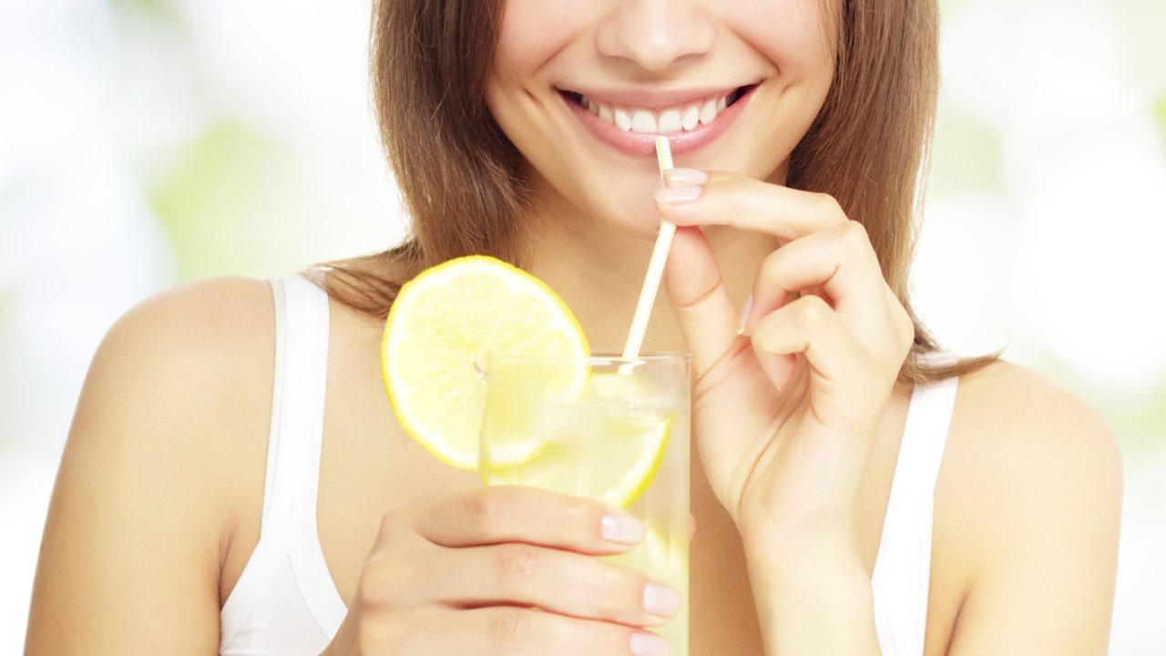 5 motivos para tomar água com limão todas as manhãs – de acordo com a  ciência | CLAUDIA