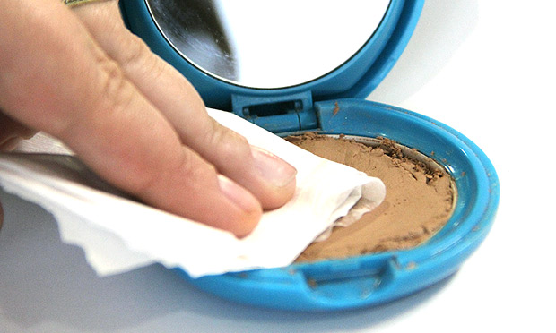 Como recuperar o pó compacto quebrado Como recuperar o pó compacto quebrado