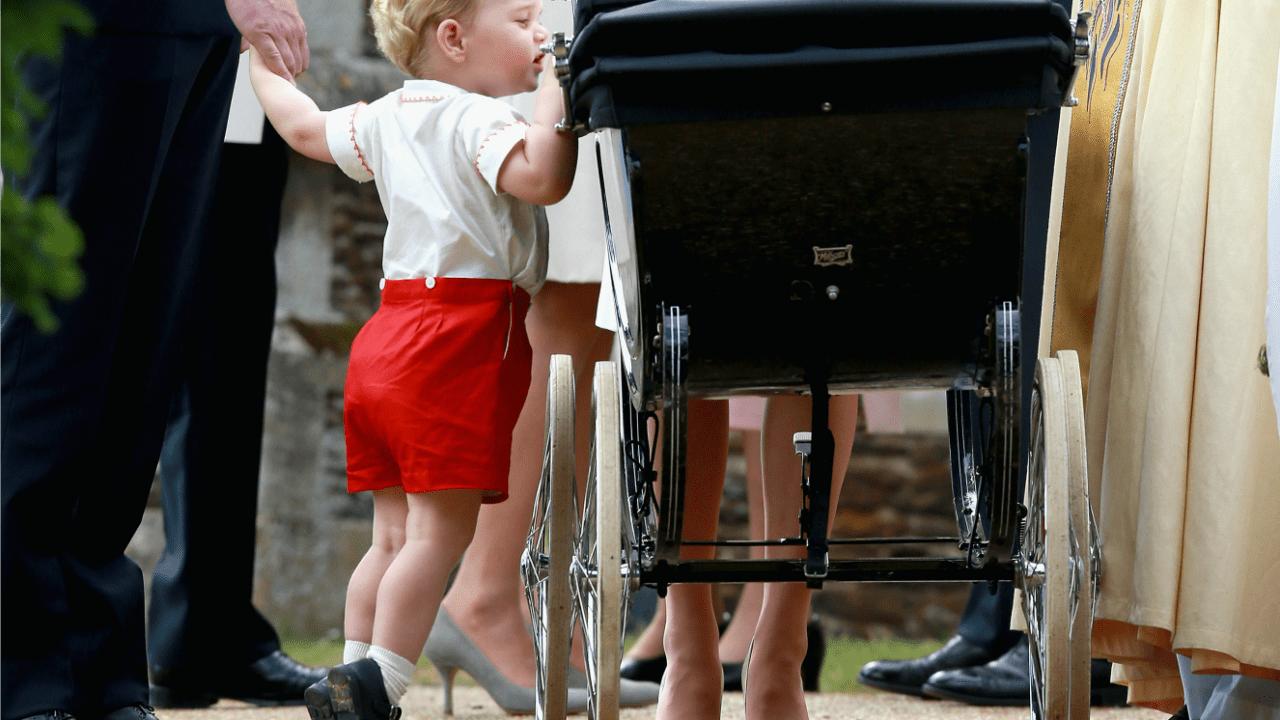 Principe George espia irmã no carrinho