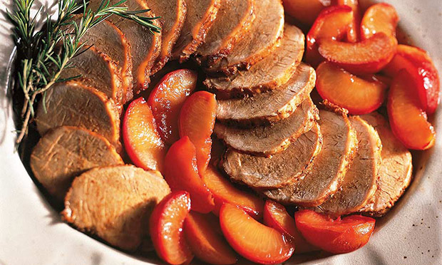 Lombo de porco com calda de ameixa fresca