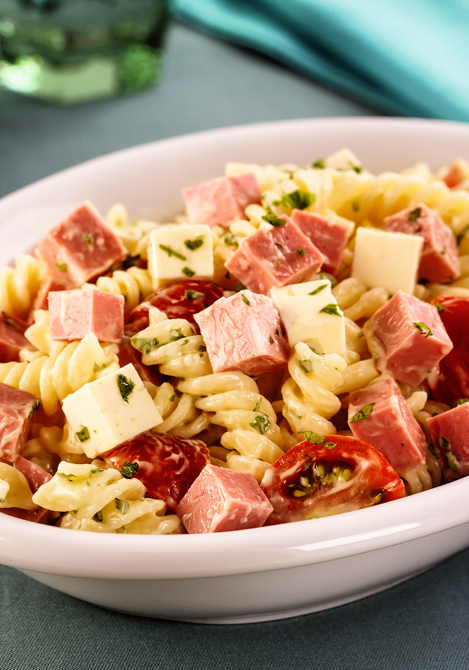 Salada de macarrão com mortadela