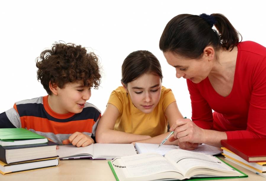 Mãe estudando com filhos