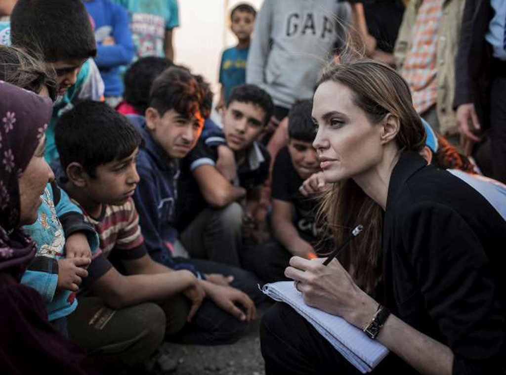 “E se fossem meus filhos?”, Angelina Jolie se emociona ao discursar no campo de refugiados da Jordânia
