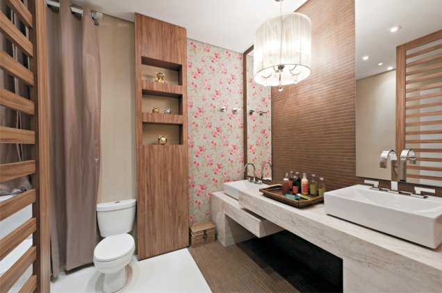 Banheiro com papel de parede floral