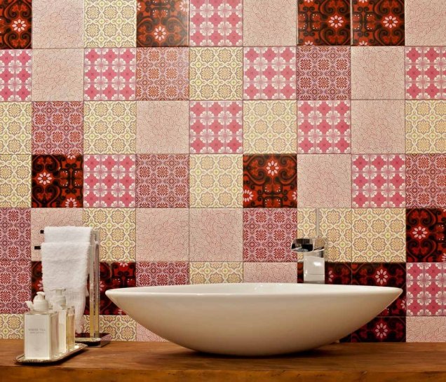 Banheiro com parede feita de azulejos retrôs