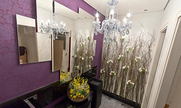 Banheiro com parede de flores