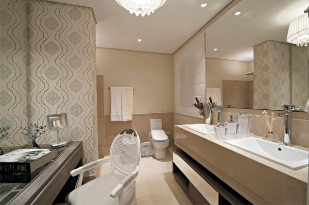 Banheiro branco com detalhes em bege e marrom