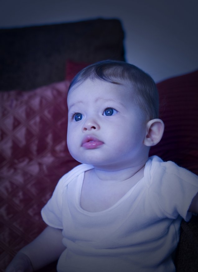 Bebê assistindo tv Bebê assistindo tv