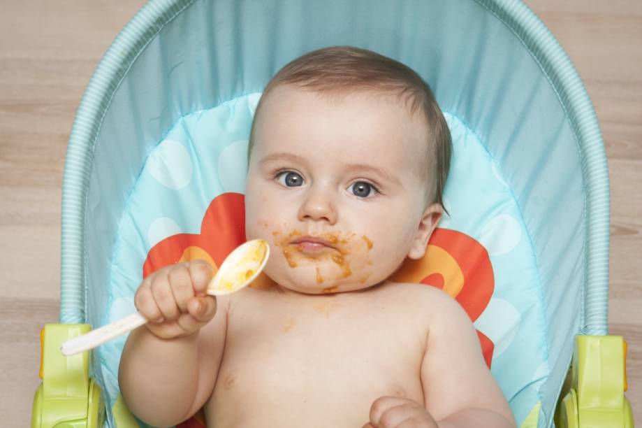 Bebê comendo papinha