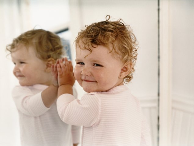 Bebê se olhando no espelho Bebê se olhando no espelho
