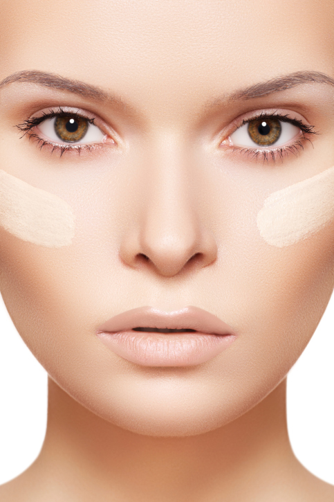 Mulher com creme nas têmporas Mulher com creme nas têmporas