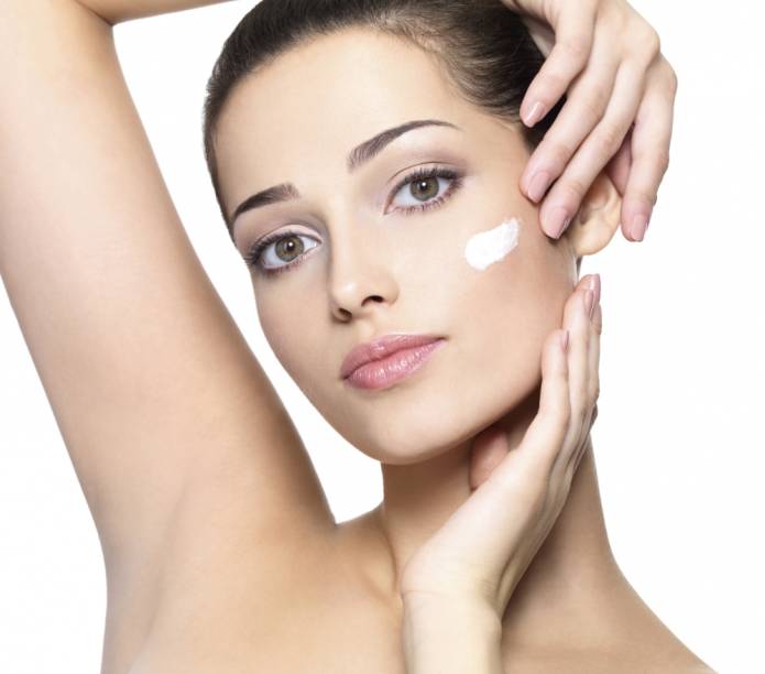 Mulher passando creme Mulher passando creme