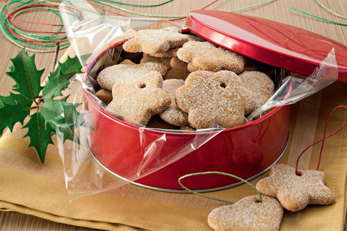 Aprenda a fazer biscoitinhos para pendurar na árvore de Natal | CLAUDIA