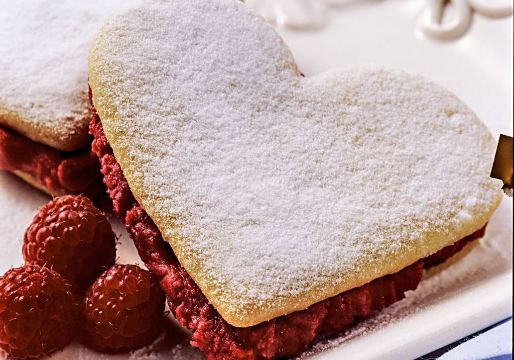 Biscoito recheado em formato de coração