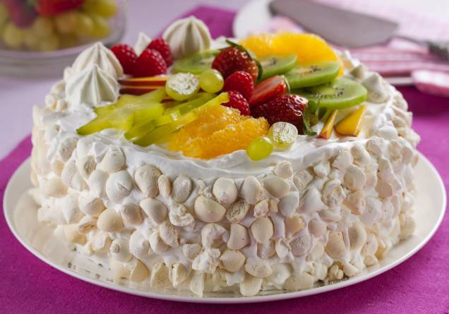 Bolo crocante de suspiro com frutas Bolo crocante de suspiro com frutas