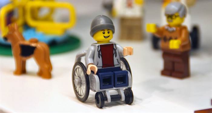 Em coleção inclusiva, LEGO quebra estereótipos de gênero e traz bonecos em  cadeira de rodas - FTCMAG