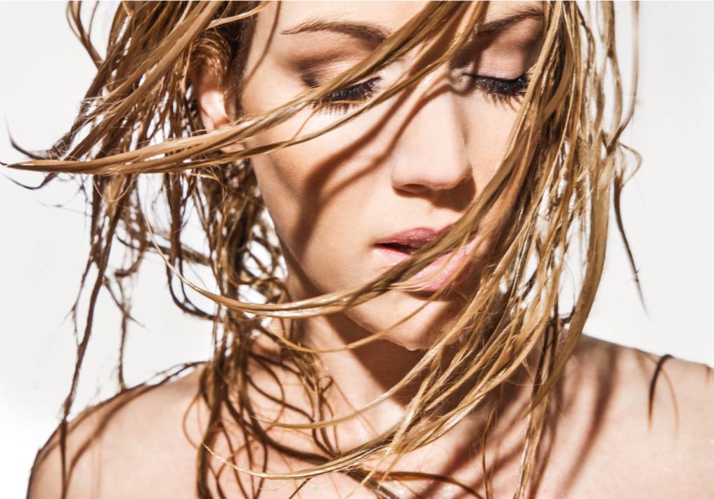 O guia do cabelo oleoso: como tratar os fios