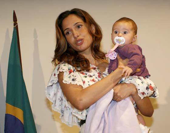 Rara Aparição Antônia Filha De Camila Pitanga Posa Com Os Pais Claudia