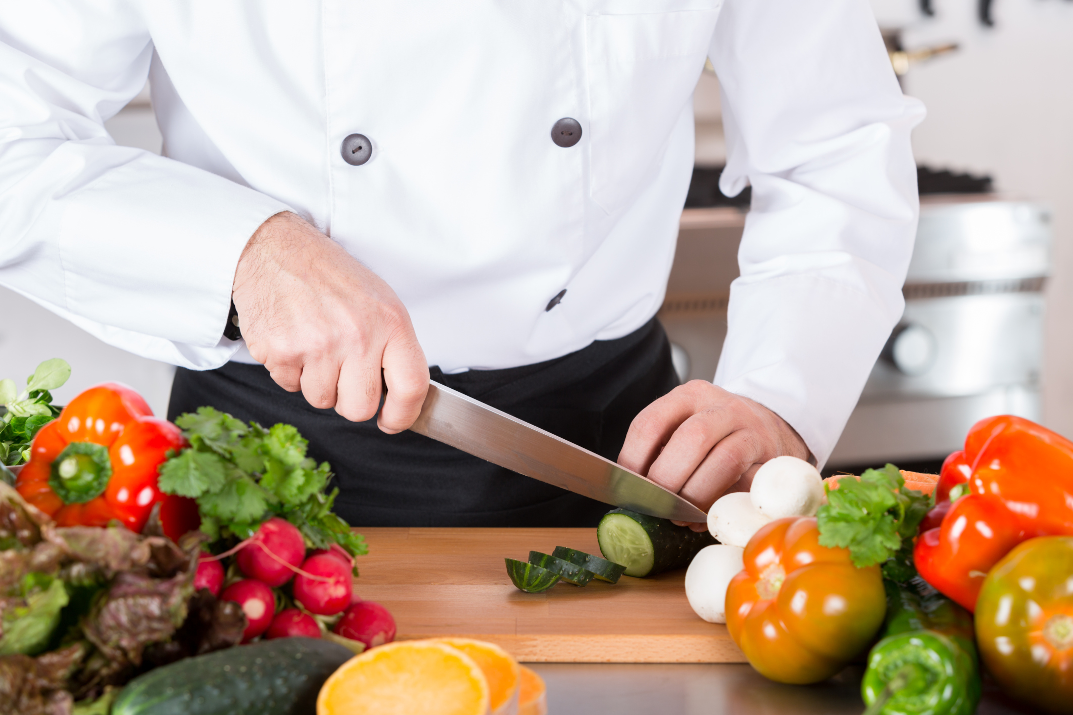 Нож режет овощи. Нарезка овощей поваром. Повар режет овощи. Нарезанные овощи. Шеф повар режет овощи.