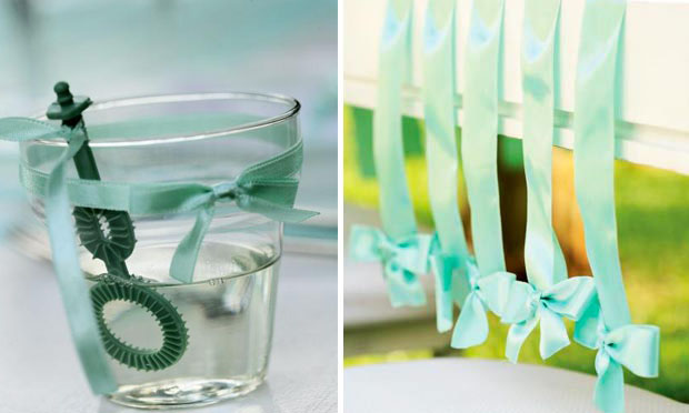 Fitas de cetim com laços decorando a mesa e copo com água e sabão para fazer bolhas