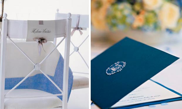 Cartões marcando lugar no assento da cadeira em azul e menu azul-marinho Cartões marcando lugar no assento da cadeira em azul e menu azul-marinho