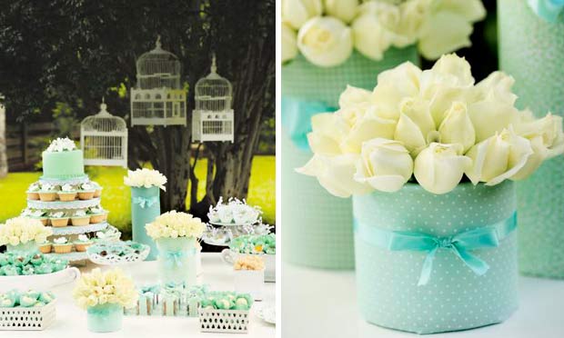Mesa em verde-claro com rosas brancas e laços de fitas de cetim