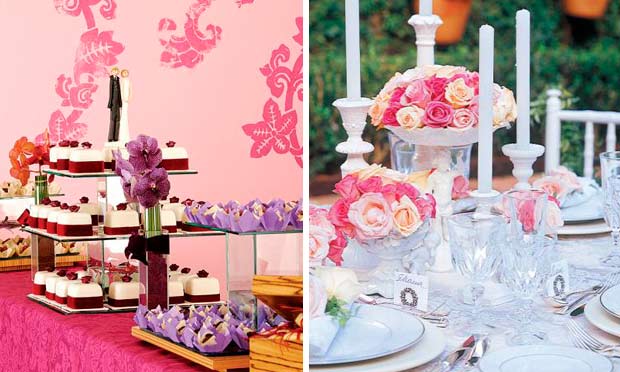 Mesas decoradas com tons de roxo, laranja, vermelho-escuro e arranjos de rosas de vários tons cor-de-rosa