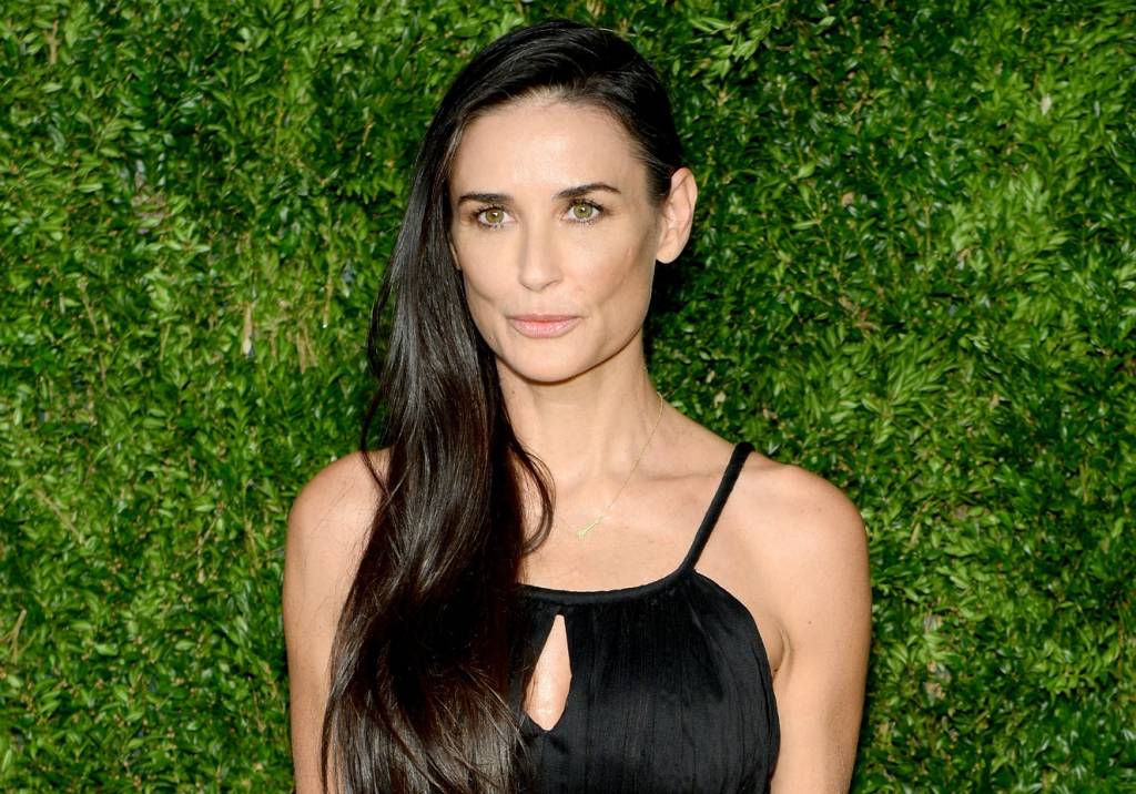 Aos 53 anos, Demi Moore assume os fios brancos