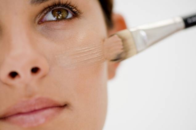 Mulher aplicando BB Cream Mulher aplicando BB Cream