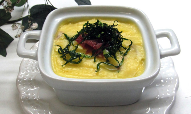 Escondidinho de carne seca com crisps de couve Escondidinho de carne seca com crisps de couve