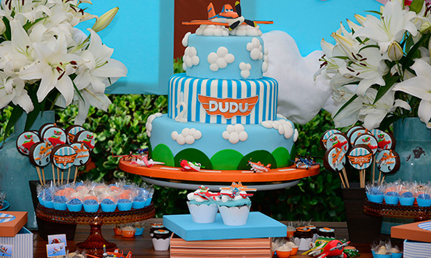 Mesa do bolo da festa do filme "Aviões".