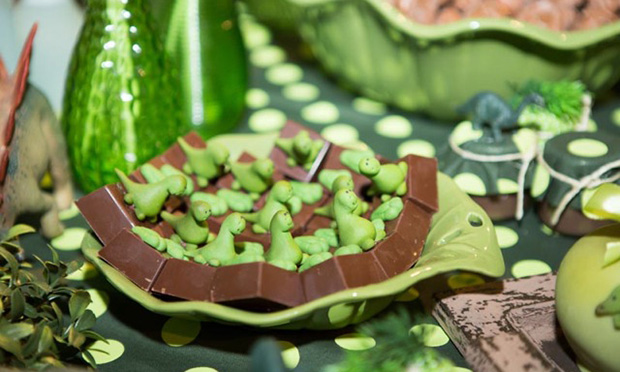 Chocolates com pequenos dinossauros. Chocolates com pequenos dinossauros.
