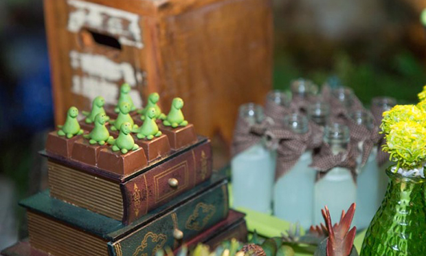 Chocolates com pequenos dinossauros sobre os livros antigos.