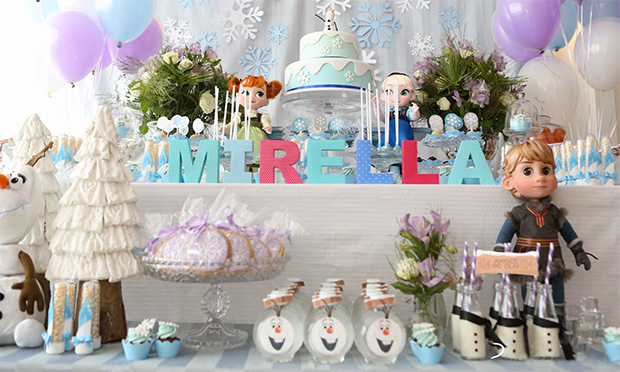 Mesa da festa de Frozen. Mesa da festa de Frozen.