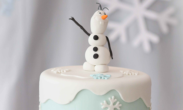 Olaf no topo do bolo.