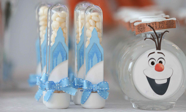 Garrafinha de água e docinhos decorados. Garrafinha de água e docinhos decorados.