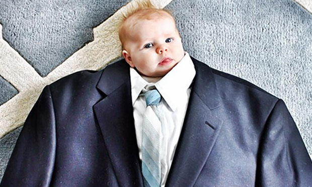Bebê vestido com roupas de adultos Bebê vestido com roupas de adultos